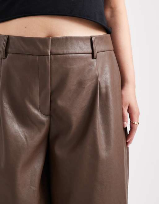 ASOS DESIGN Curve - Short safari long en similicuir avec pinces à l'avant - Marron, 5 de 5