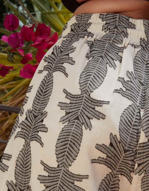 ASOS DESIGN Curve – Shorts im Boxershort-Stil in Weiß mit Ananas-Print in Schwarz und elastischem Bund , 3 von 5