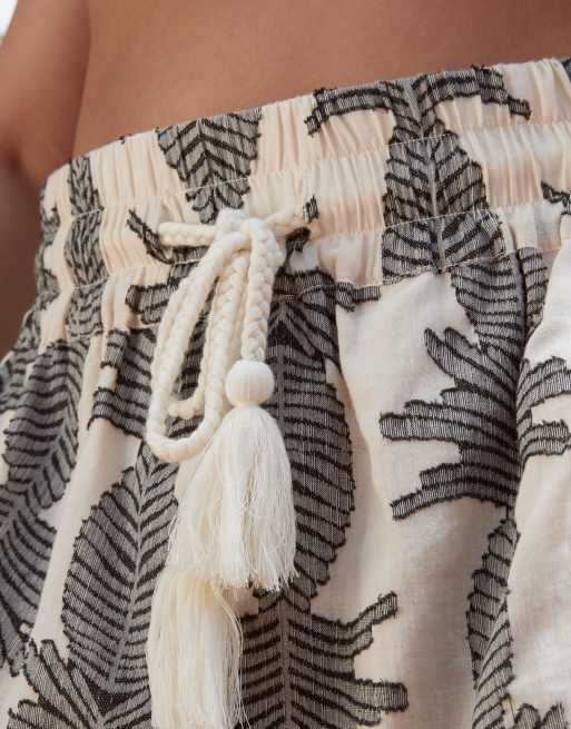 ASOS DESIGN Curve – Shorts im Boxershort-Stil in Weiß mit Ananas-Print in Schwarz und elastischem Bund , 5 von 5