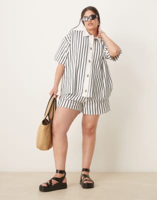 ASOS DESIGN Curve - Shorts in Cremeweiß und Marineblau mit strukturiertem Streifenmuster, Kombiteil-Bunt