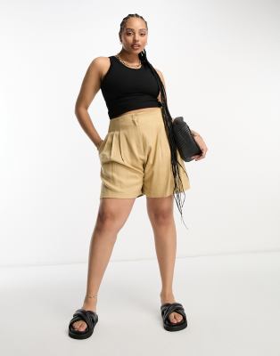 ASOS DESIGN Curve - Shorts mit Leinenanteil in neutraler Farbe und Ziernähten am Bund