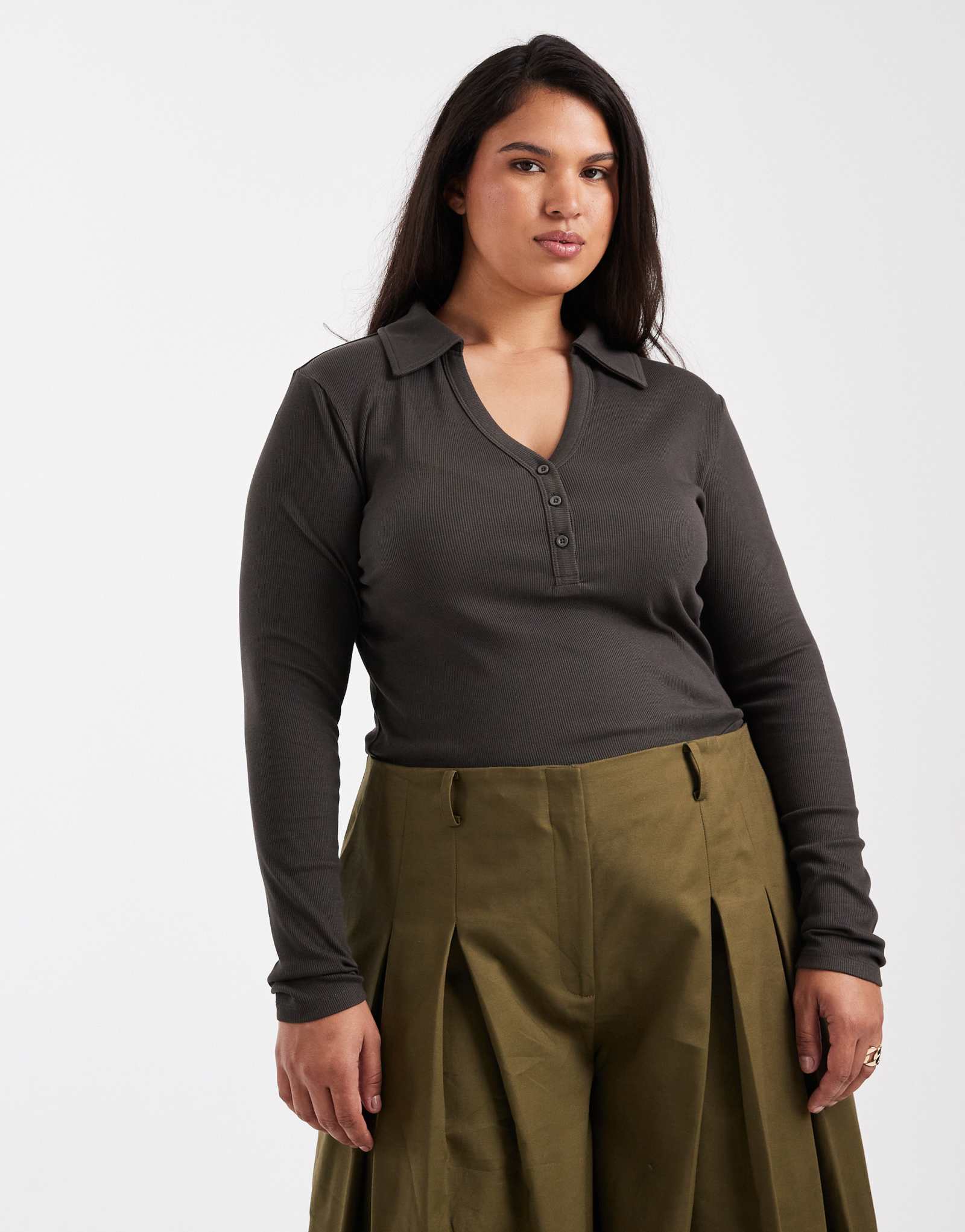 Облегающий топ henley с длинными рукавами в рубчик и воротником цвета древесного угля от ASOS DESIGN Curve