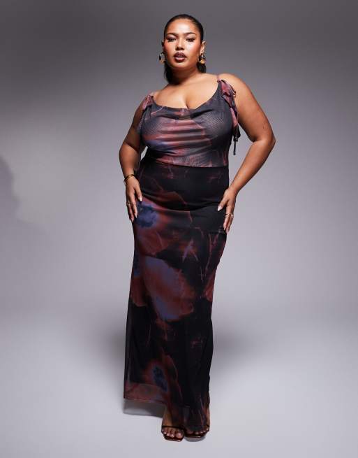 ASOS DESIGN Curve – Siateczkowa sukienka maxi z głębokim drapowanym dekoltem i wiązaniem w rozmyty kwiatowy wzór