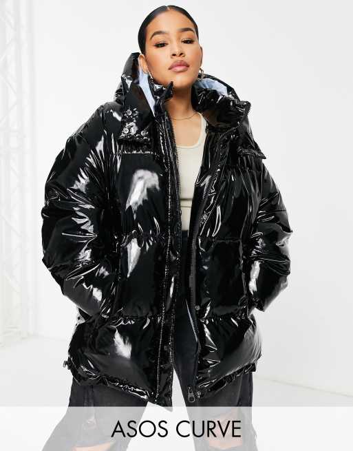ASOS DESIGN Curve - Skinnende oversized dynejakke med hætte i sort