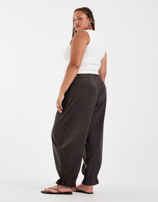 ASOS DESIGN Curve skräddade ballongbyxor med volangfåll i brunt, 3 av 5
