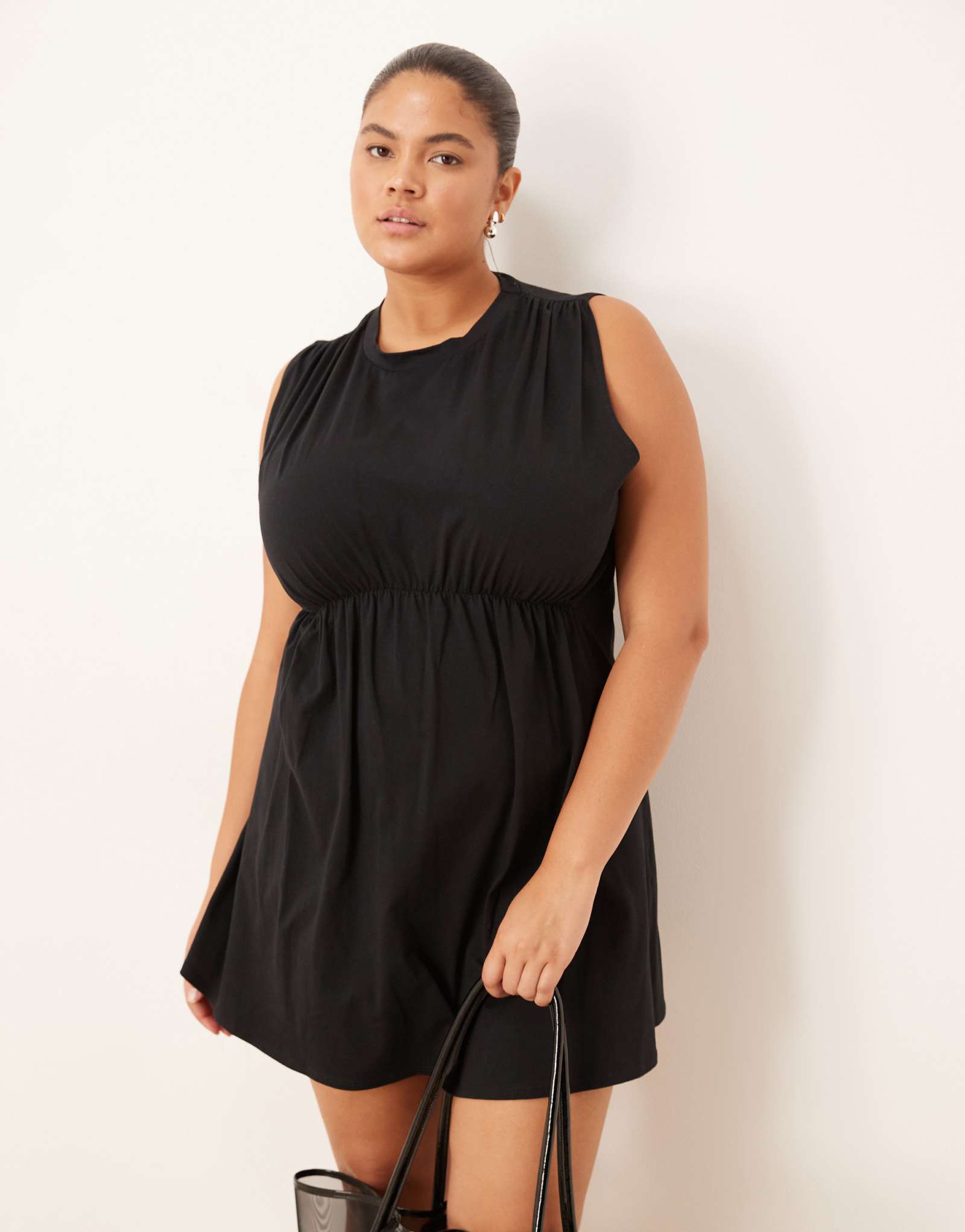 Мини-платье ASOS DESIGN Curve без рукавов с высоким вырезом и рюшами черного цвета