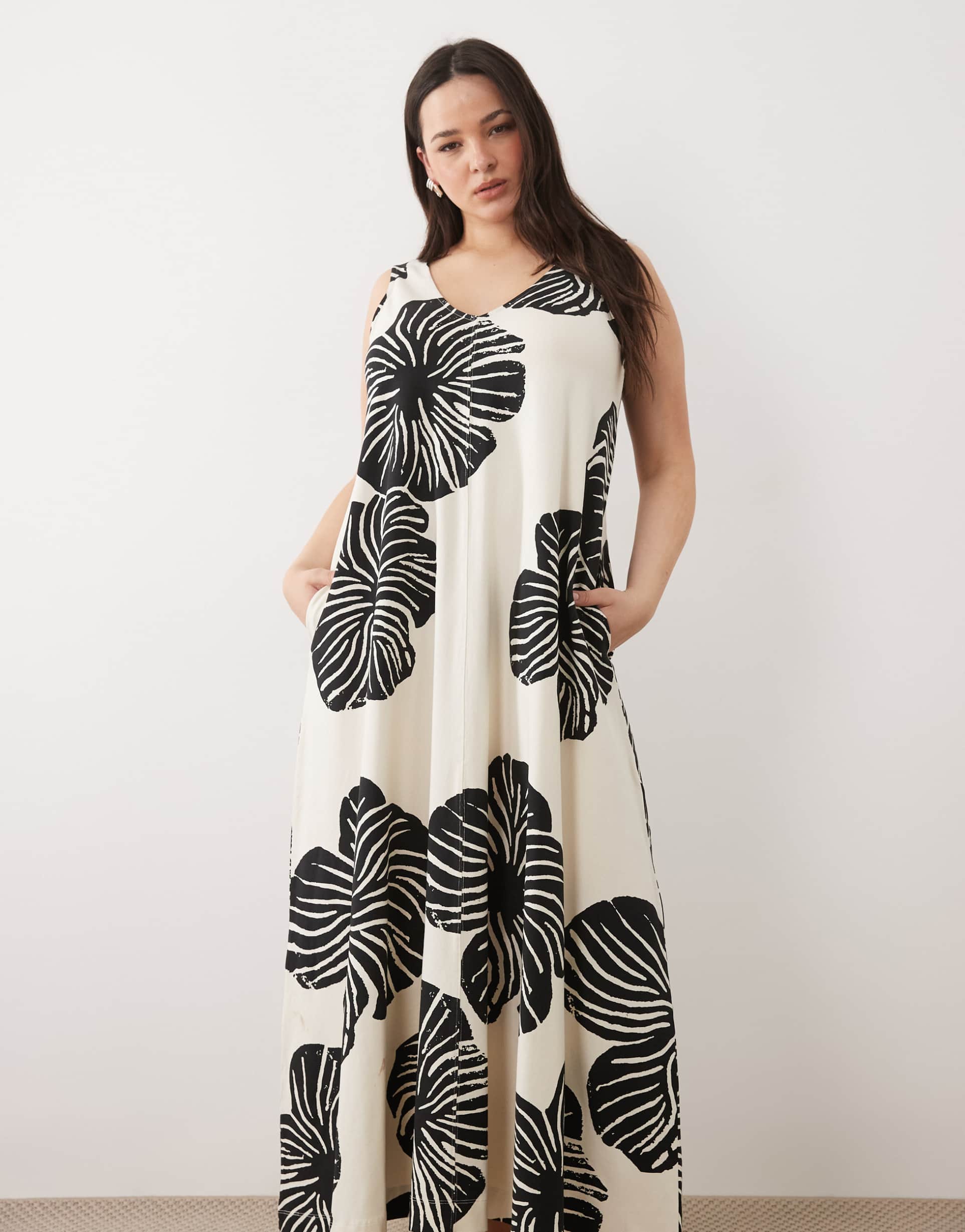 asos design curve sleeveless v neck trapeze maxi dress in mono leaf print