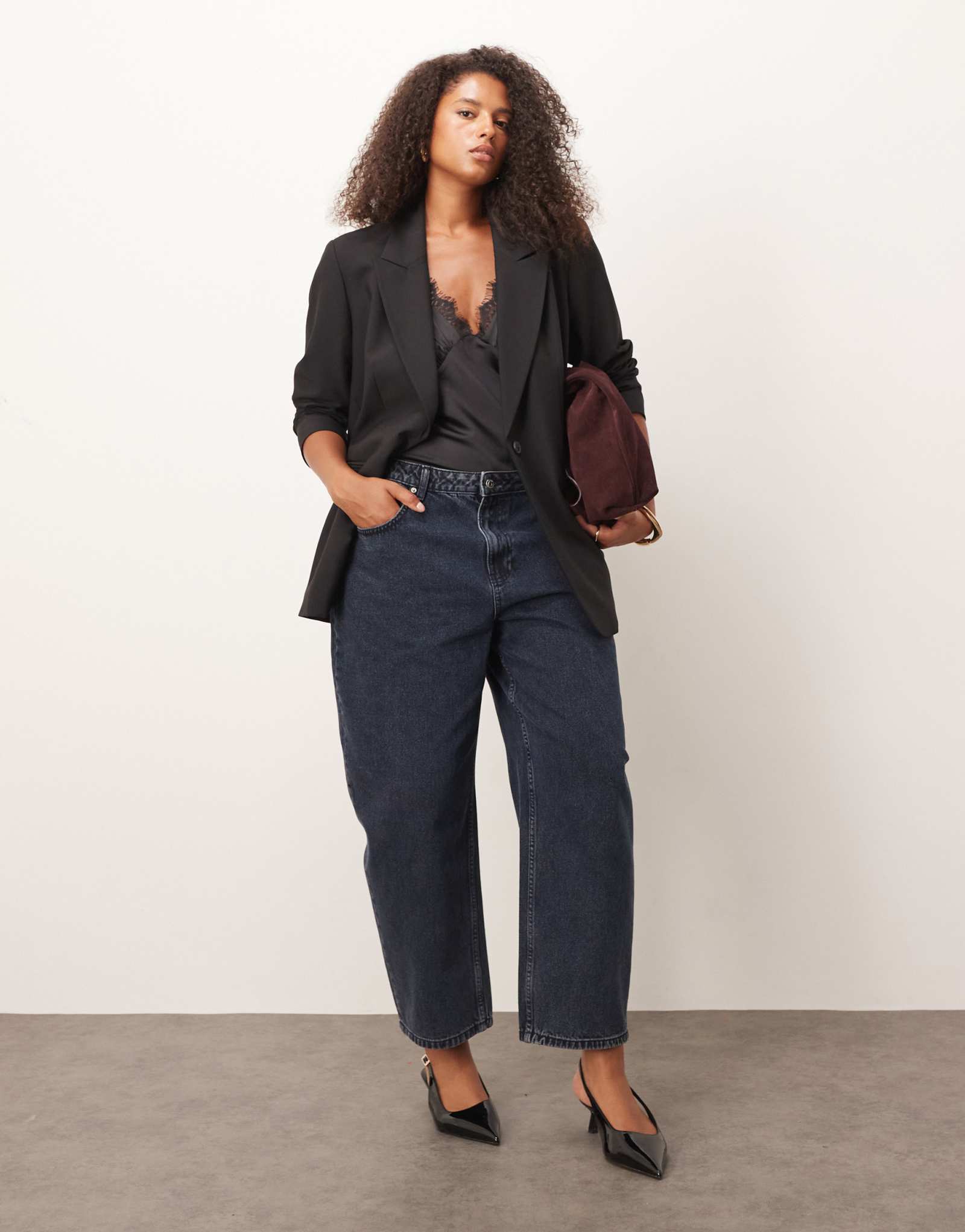 Облегающие джинсы-бочонки ASOS DESIGN Curve в сине-черном цвете 