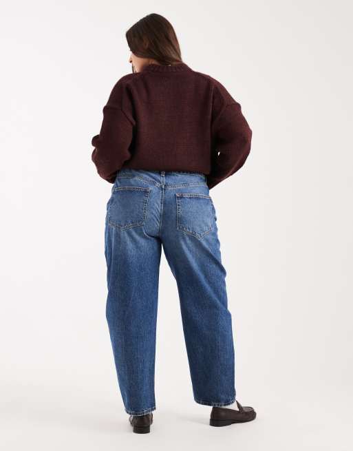 ASOS DESIGN Curve slim barrel leg jeans in mid blue, 2 of 5