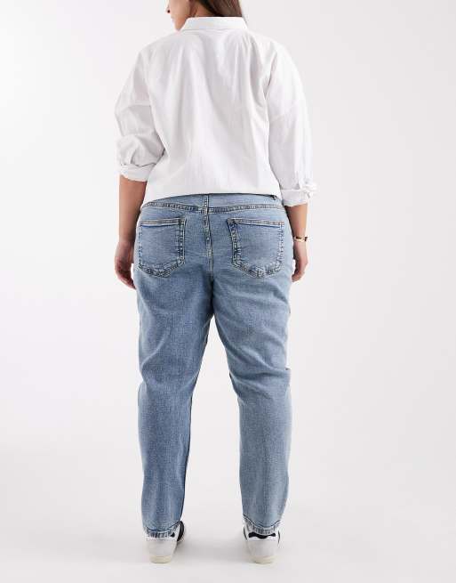 ASOS DESIGN Curve slim fit mom jeans in mid blue, 2 of 5
