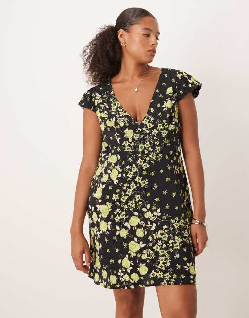 ASOS DESIGN Curve – Småblommig tea-klänning i minilängd med v-ringning och puffärmar, 2 av 4