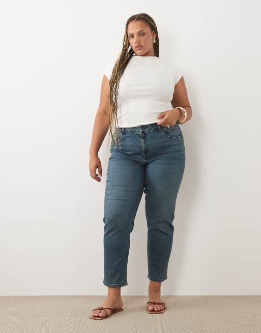 ASOS DESIGN Curve – Smala, vintagetvättade jeans i slim fit och mom-modell, 1 av 5