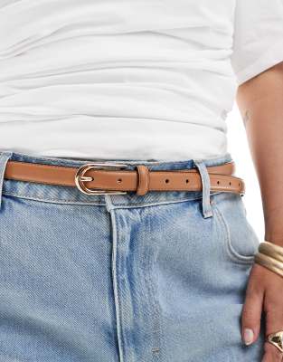 ASOS DESIGN CURVE - Smalt, halvmåneformet talje-og-hofte-bælte i gyldenbrun