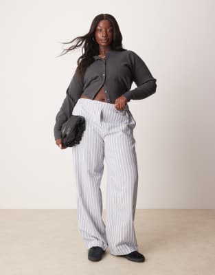 ASOS DESIGN Curve - Smarte, gerade geschnittene Hose in Blau und Weiß gestreift-Bunt