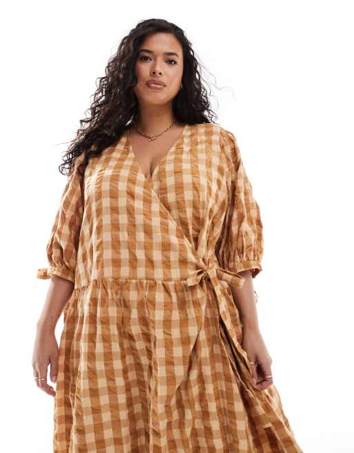ASOS DESIGN Curve - Smock-midikjole med slå-om i beige gingham-tern, 3 af 4