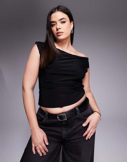 ASOS DESIGN Curve - Soepelvallende asymmetrische top met gedraaid schouderbandje en blote schouder in zwart