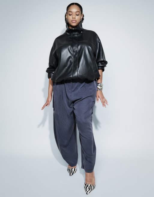 ASOS DESIGN Curve soft cargo balloon pants with belt in navy, 5 of 9