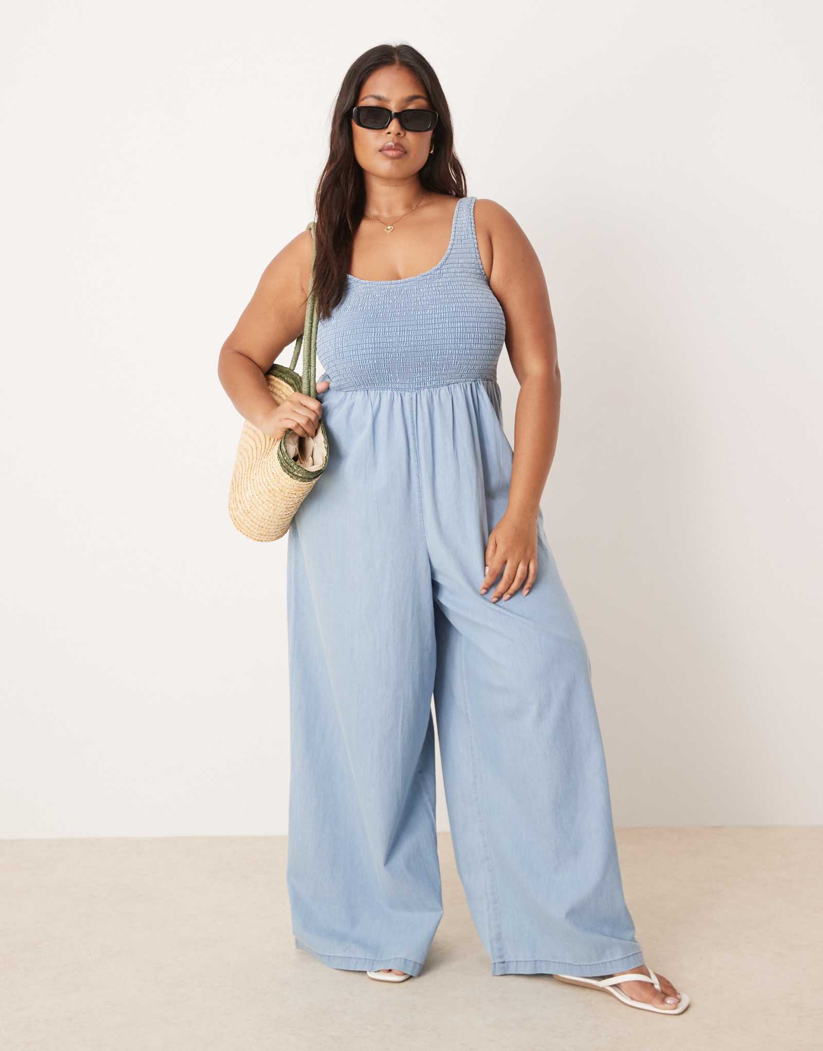 Комбинезон ASOS DESIGN Curve из мягкой джинсовой ткани с широкими штанинами и гофрированным низом темно-синего цвета