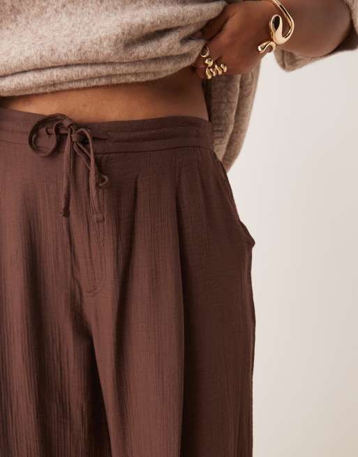 ASOS DESIGN Curve soft texture wide leg trousers with contrast stitch in chocolate, 2 of 5