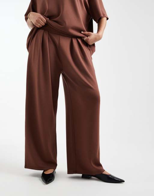 ASOS DESIGN Curve soft touch cupro super wide leg trackies in chocolate, 2 of 5