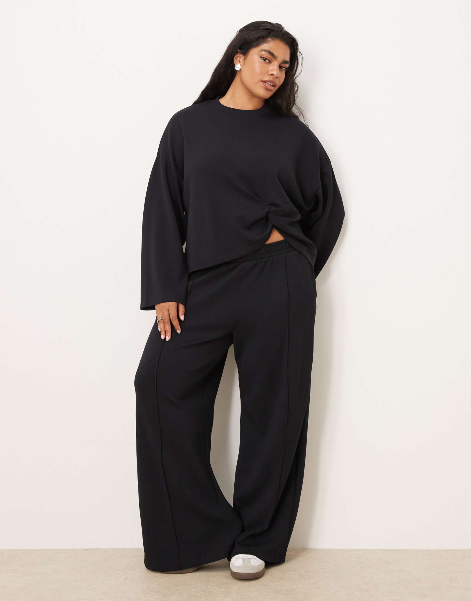 Широкие спортивные брюки ASOS DESIGN Curve из мягкого на ощупь купро черного цвета