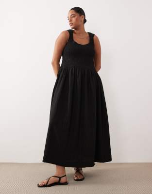 ASOS DESIGN Curve - Sommerkleid in Maxilänge in Schwarz mit Knitterstruktur, U-Ausschnitt und gesmokter Taille