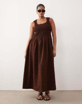 ASOS DESIGN Curve - Sommerkleid in Maxilänge mit Vichy-Karos in Schwarz und Braun, Knitterstruktur, U-Ausschnitt und ger...