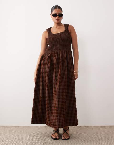 ASOS DESIGN Curve – Sommerkleid in Maxilänge mit Vichy-Karos in Schwarz und Braun, Knitterstruktur, U-Ausschnitt und geraffter Taille - view 1