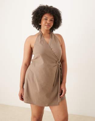 ASOS DESIGN Curve - Sommerkleid in Minilänge aus Baumwollleinen in Aschbraun mit Wickeldesign und Neckholder-Brown