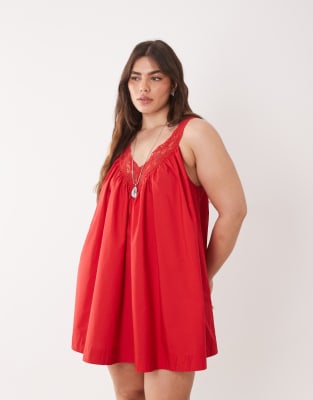 ASOS DESIGN Curve - Sommerliches Trägerkleid in Minilänge aus Popeline in Tomatenrot mit V-Ausschnitt und Spitzen-Overla...