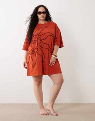 ASOS DESIGN Curve - Sonny - Mini-Strandkleid aus Frottee in Rostrot mit Sonnenstickerei-Orange