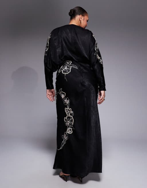 ASOS DESIGN Curve - Sort broderet maxikjole med flagermusærmer i satin, 3 af 4