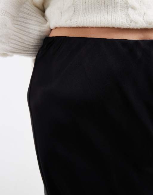 ASOS DESIGN Curve - Sort maxinederdel i satin med tværsnit, 2 af 5