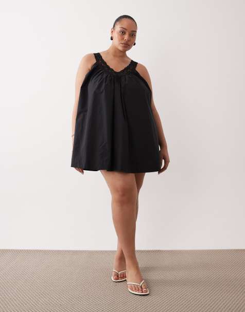 ASOS DESIGN Curve - Sort mini-sundress i poplin med V-hals og smock samt blondedetalje - view 1