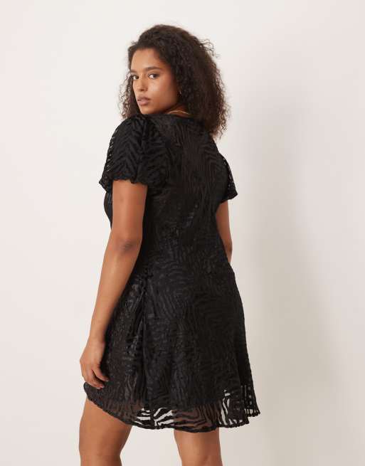 ASOS DESIGN Curve - Sort minikjole i velour med pufærmer og burnout-dyreprint, 3 af 4