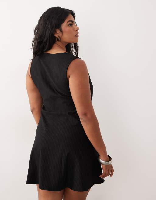 ASOS DESIGN Curve - Sort minikjole med slå-om-nederdel og nålestriber, 4 af 4