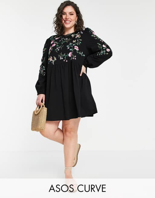 ASOS DESIGN Curve - Sort smock-minikjole med lange ærmer og lyserøde blomsterbroderier