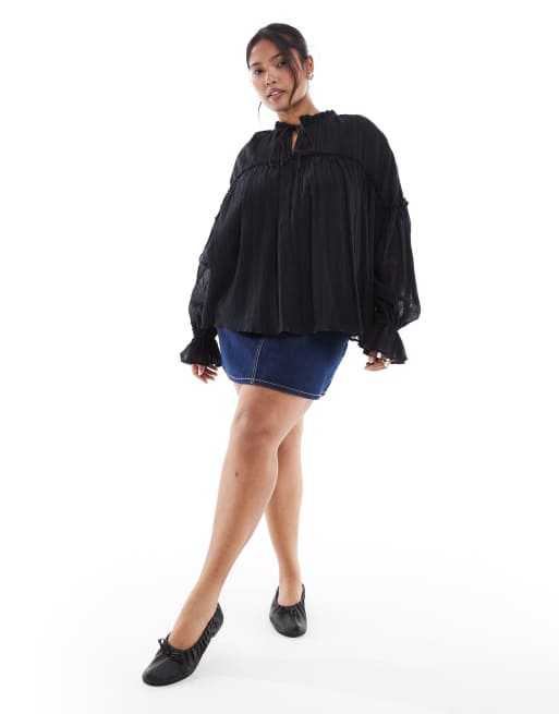 ASOS DESIGN Curve - Sort smock-top med bindebånd i halsen og lange ærmer samt flæser i krølstof, 3 af 4