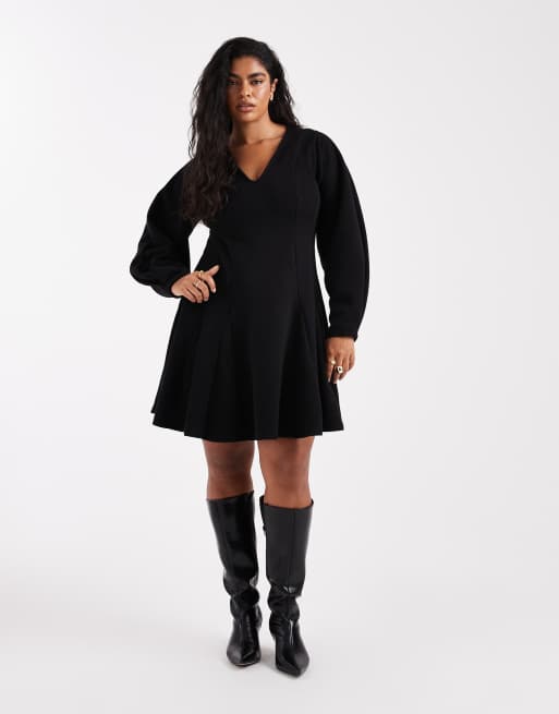 ASOS DESIGN Curve - Sort, superblød og figursyet minikjole med V-hals, sømdetaljer og flagrende kant, 2 af 4