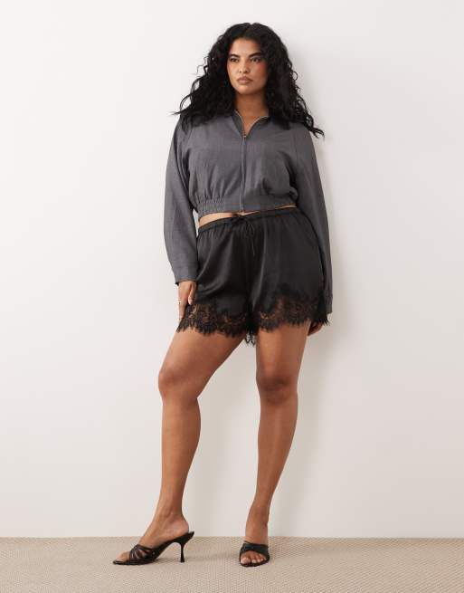 ASOS DESIGN Curve - Sorte satinshorts med blondekanter og løbesnor i taljen, 2 af 5