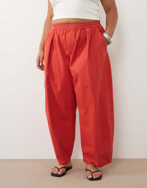 ASOS DESIGN Curve spodnie barrel wsuwane w spranym czerwonym kolorze, 2 z 5
