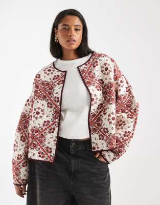 ASOS DESIGN Curve - Steppjacke in Cremeweiß und Rot mit Bandana-Muster-Bunt