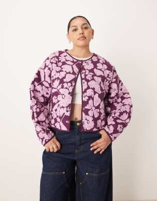 ASOS DESIGN Curve - Steppjacke in Pflaume mit All-over-Blumenprint-Lila