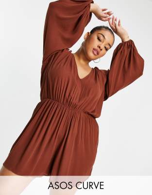 ASOS DESIGN Curve - Strand-Playsuit aus fließendem Material in Braun mit tiefem Ausschnitt und Knitterstruktur