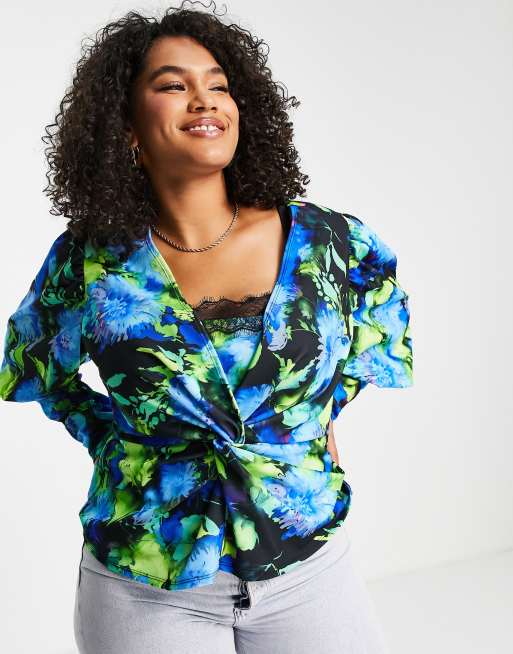 ASOS DESIGN Curve – Stretchbluse mit Spitzendetail und abstraktem Blumenmuster in Blau, 3 von 4