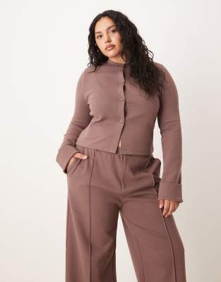 ASOS DESIGN Curve - Strickjacke in Braun mit umgeschlagenen Bündchen-Brown