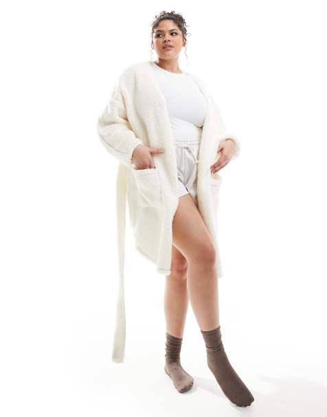 ASOS DESIGN Curve – Strickjacken-Bademantel aus wolkenweichem Fleece in Cremeweiß - view 1