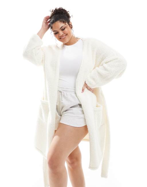ASOS DESIGN Curve – Strickjacken-Bademantel aus wolkenweichem Fleece in Cremeweiß, 4 von 4