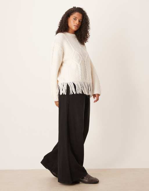 ASOS DESIGN Curve – Strickpullover in Cremeweiß mit Zopfmuster, Rundhalsausschnitt und Fransen, 2 von 4