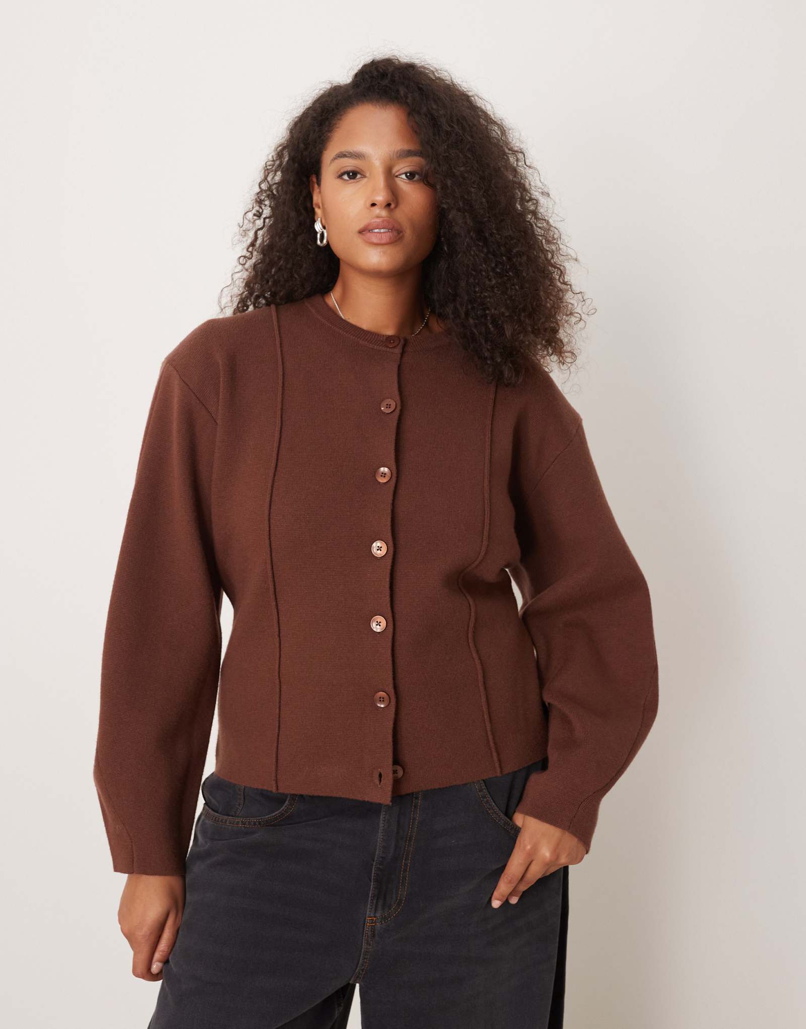 Кардиган ASOS DESIGN из плотной вязки с округлым вырезом и завышенной талией цвета мокко
